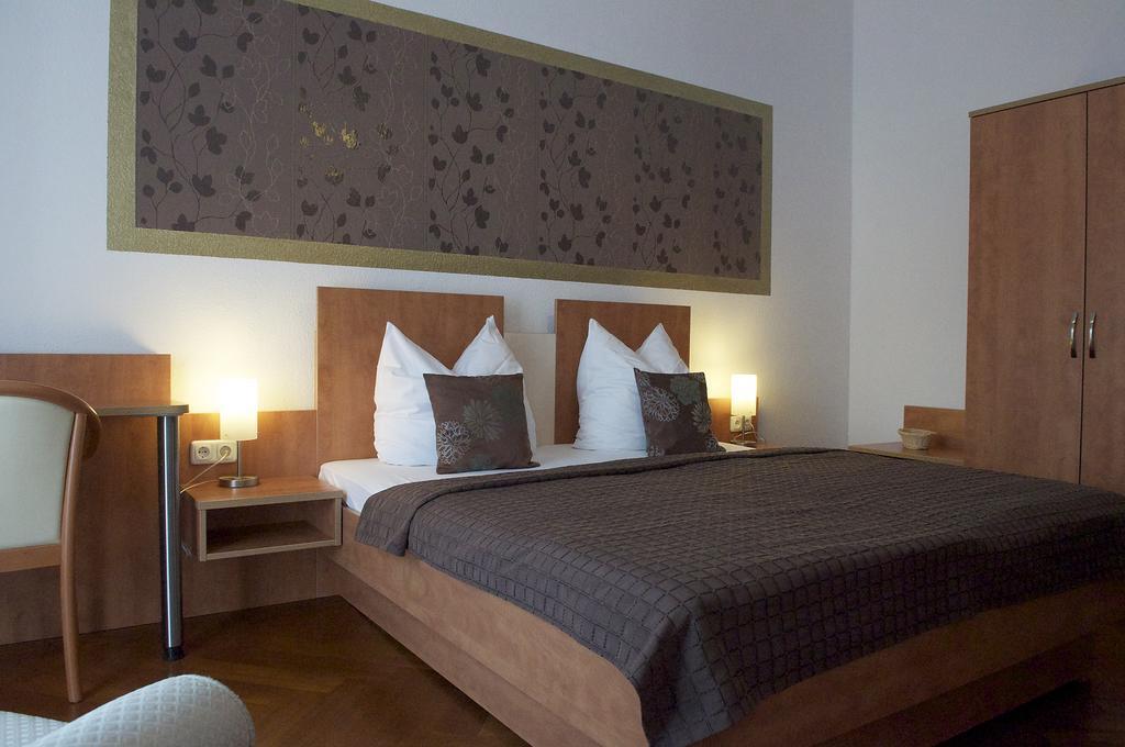 Hotel Vier Loewen Traben-Trarbach Room photo